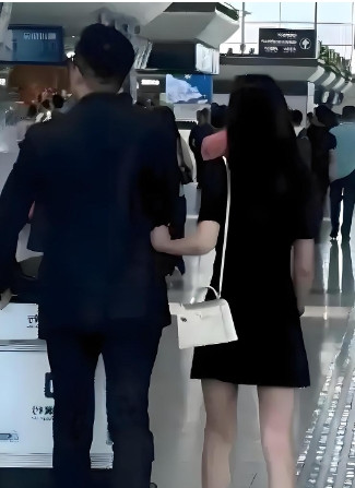哇塞！菲总一家四口同框过端午，画面超温馨！家人们快来看，汪小菲和小梅带着玥玥、