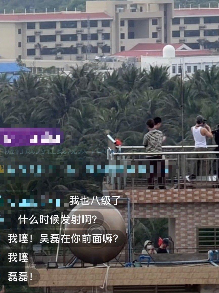 偶遇吴磊在文昌看火箭发射一个小女孩轻轻地碎了