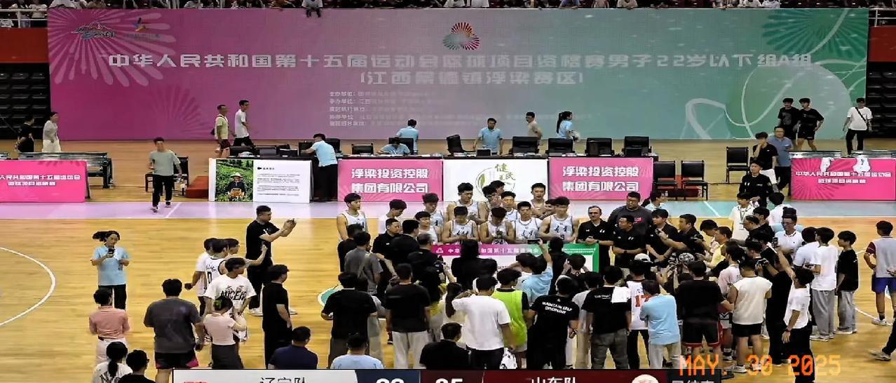 自带流量！辽宁U22男篮击败山东，赛后获得领导表彰，记者围成一圈拍照，仿佛辽宁青