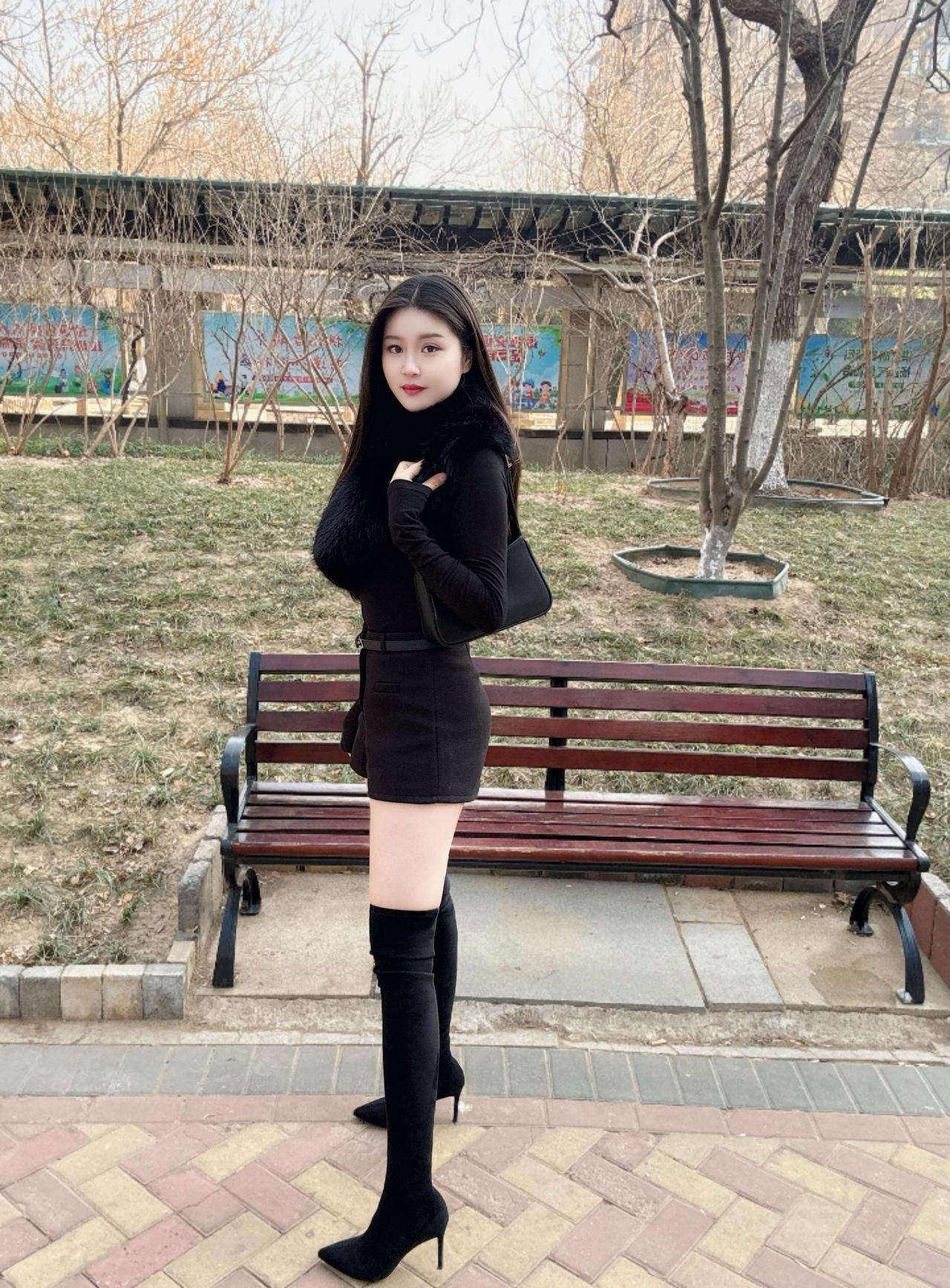 冬日穿搭指南：黑色皮衣+高筒靴，帅气又保暖！🌟👢👗