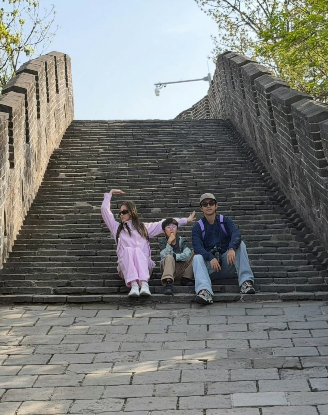 弦子李茂儿子正面照弦子与李茂在40岁生日当天，公开了儿子暖暖的正面照。照片里的