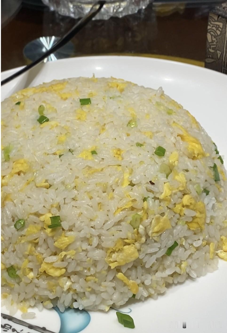 我孙子吃饭挑食，家里做的饭菜这也不吃那也不吃，就想去饭店吃饭。昨天，我和奶奶领着