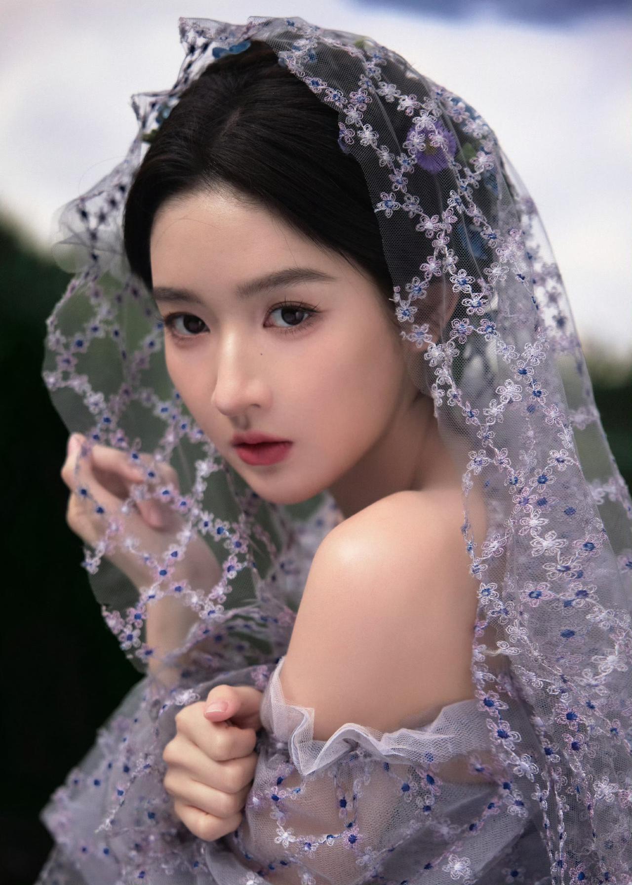 王玉雯VOGUE盛典造型惊艳亮相。于缥缈薄雾间赴一场浪漫之约。她仿若神女降临