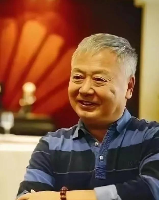 陈毅的儿子陈丹淮上小学时，老师拿着照片指着陈毅的照片问：“这是你父亲吧？”陈丹淮