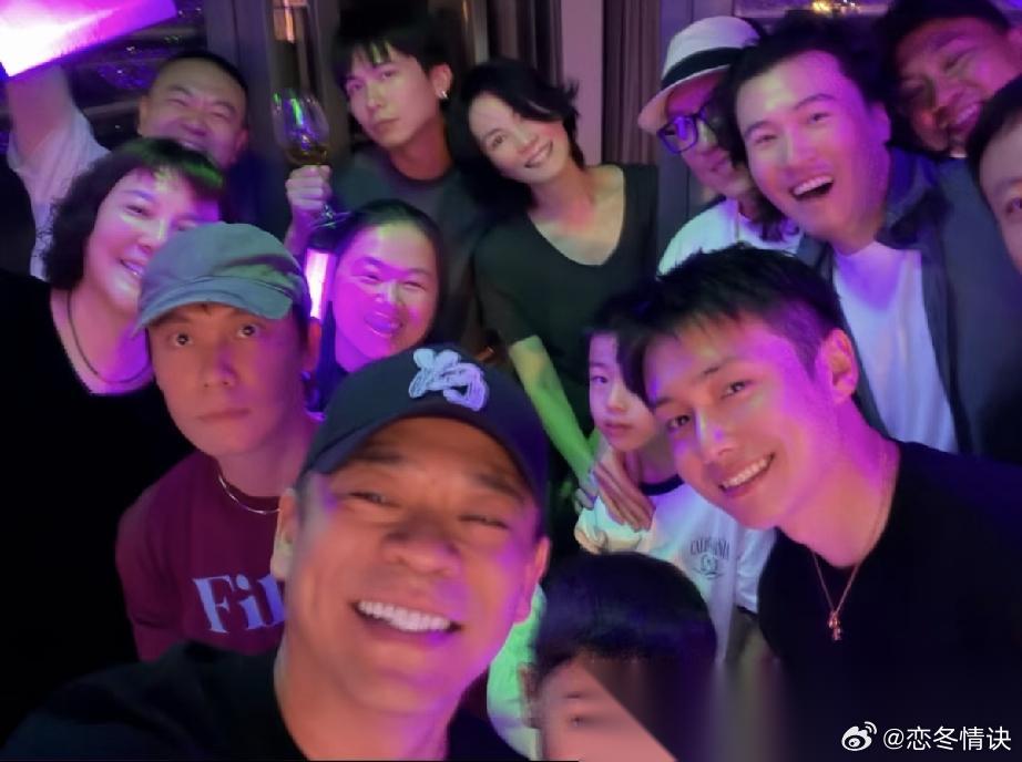 6月27日，谢霆锋西安演唱会首场王菲与众人合影，她看着特别瘦，却笑得很开心，就像