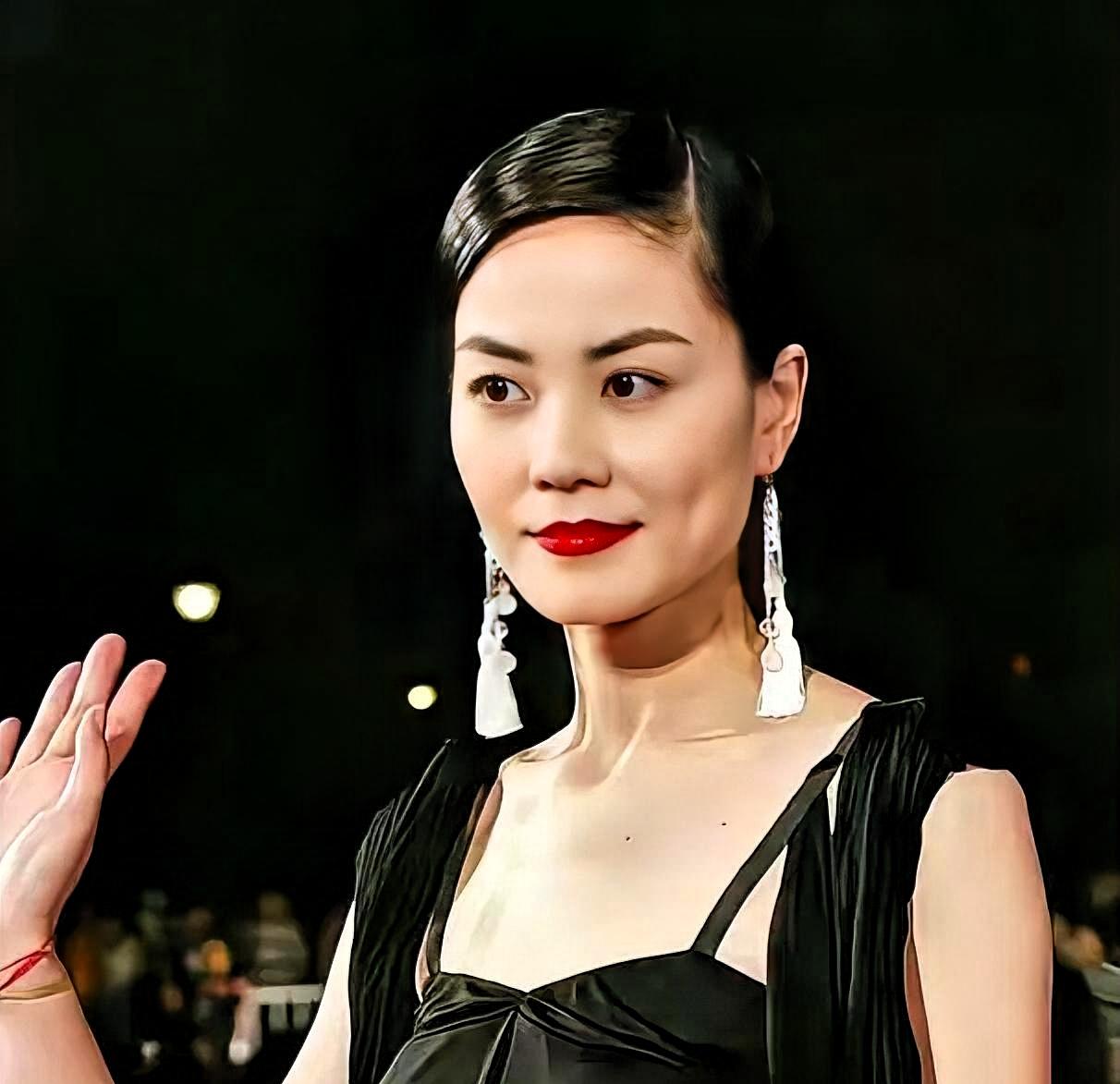 假唱的、抠图的、靠替身拍戏的、觉得“天后全靠天赋”的人，全被打了脸。王菲录一首