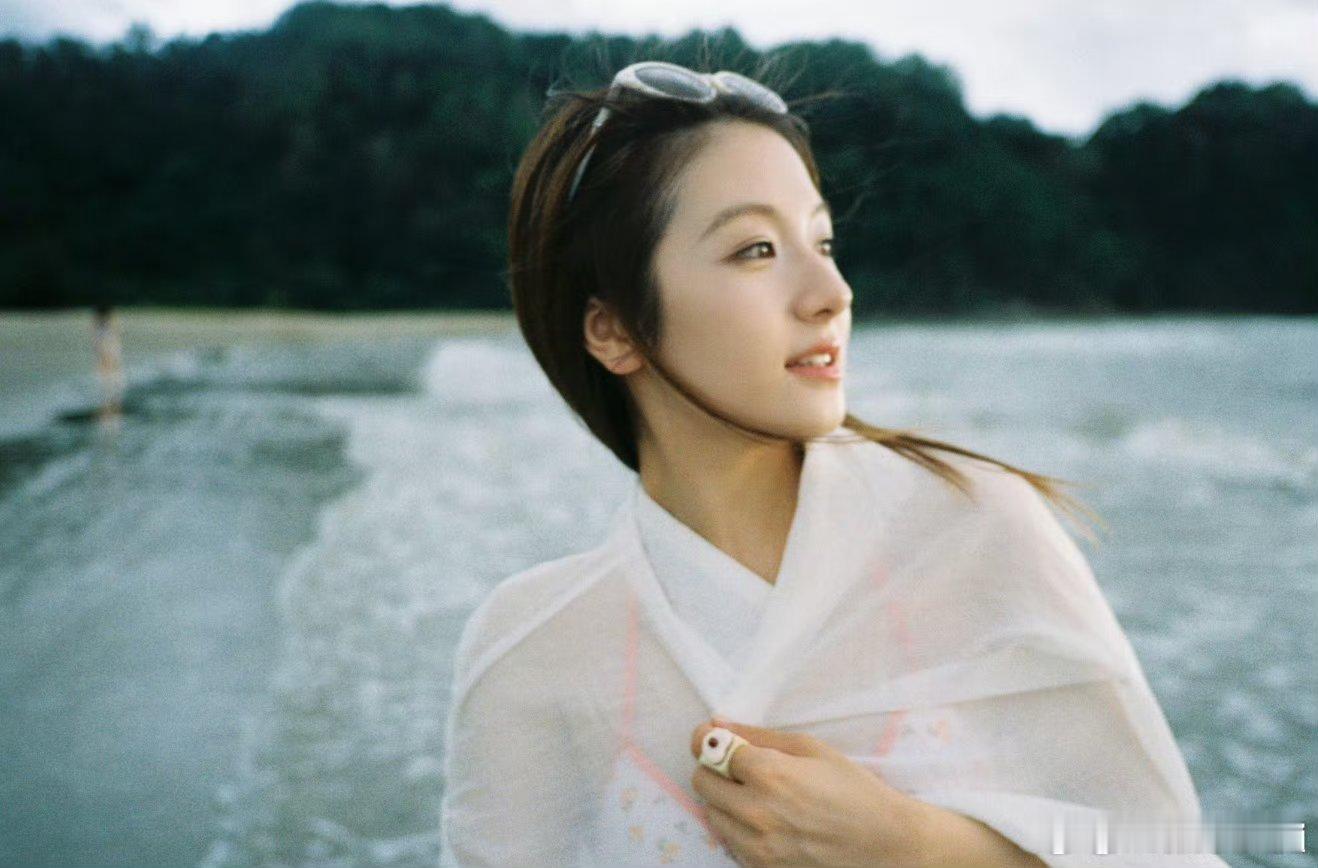 李兰迪海边大片来啦，少女的明媚映入眼前，好自由好有生命力的美​​​​