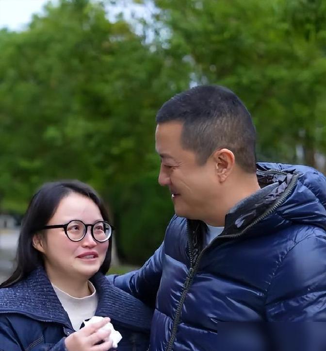 前两天李亚鹏跑去四川北川，找了个藏了17年的“干闺女”朱春燕，两人一见面就抱头哭