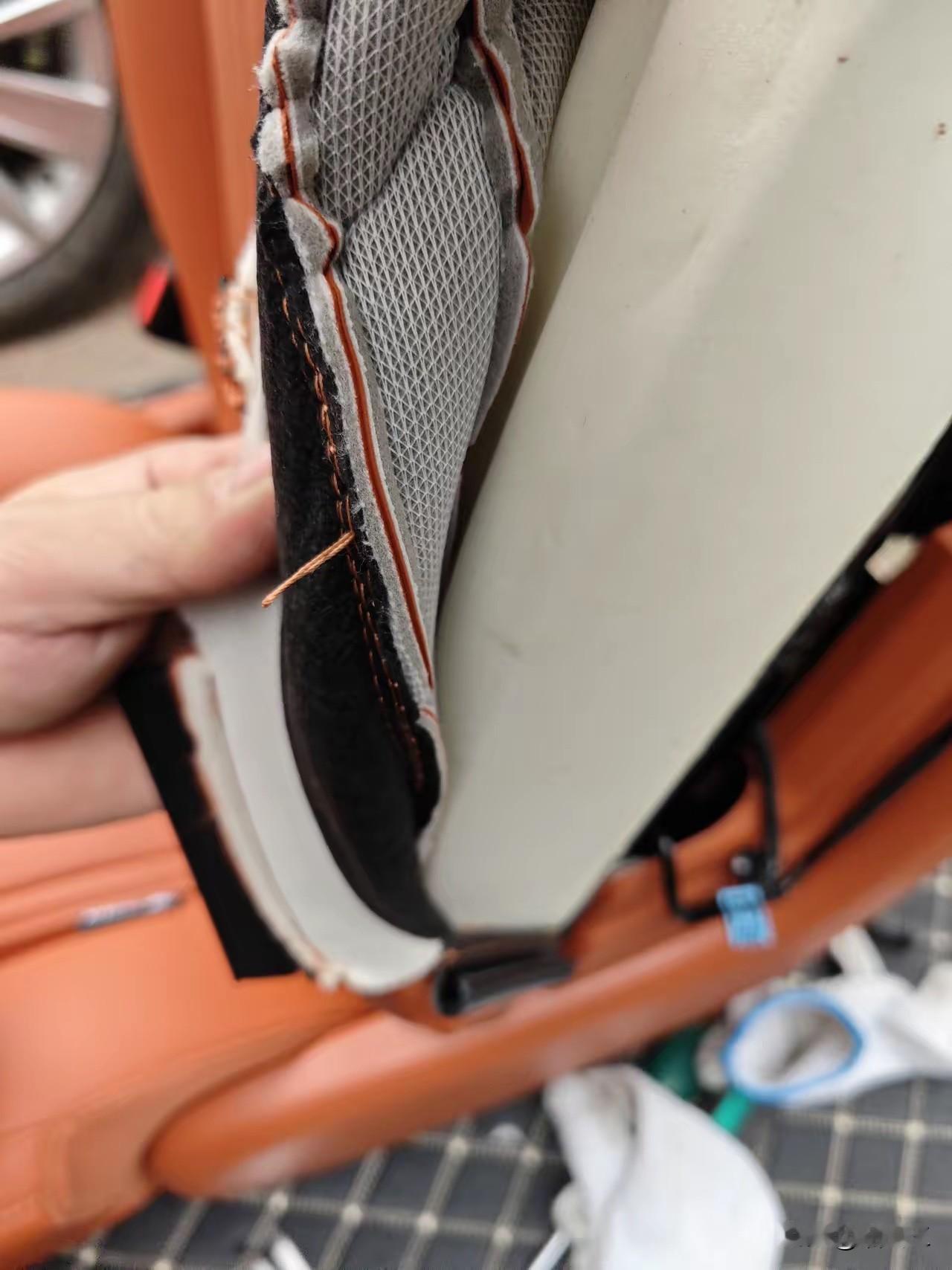 现在的国产新能源，车主就是小白鼠！真皮座椅拆开后竟然发现里面有这么长的线头，