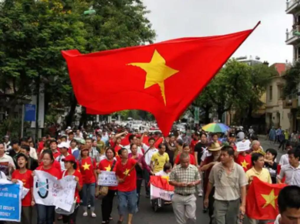 南越和北越现在的内部矛盾，极为尖锐，几乎不可调和。南越的想法就是，如果越南不统