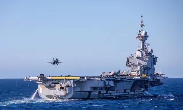 福特号撤退后，法国人悄摸摸派了戴高乐号刷存在感，以为自己躲得挺好，结果一名水