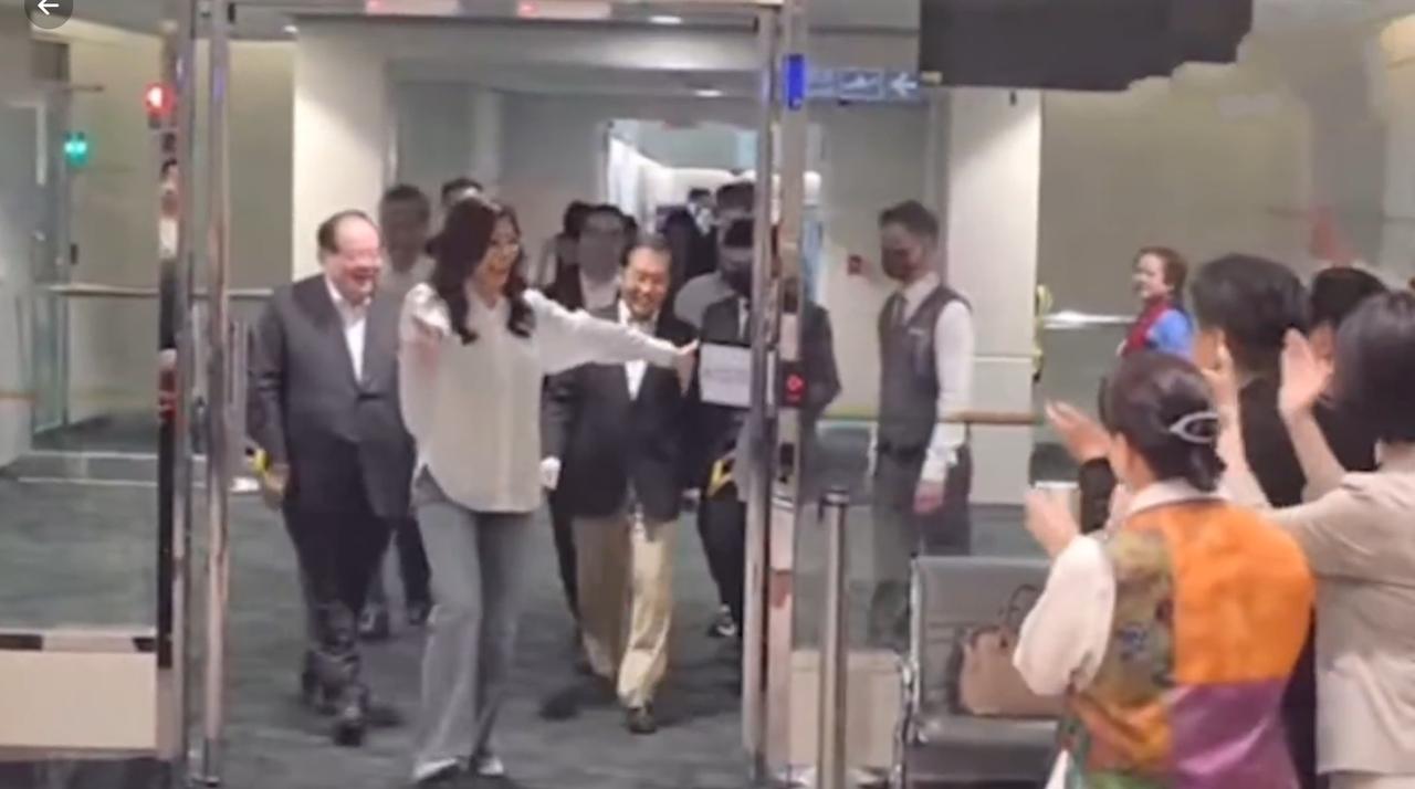 郑丽文抵达桃园机，接机现场很热闹！4月12日下午五点多，郑丽文乘机抵达桃园机场，