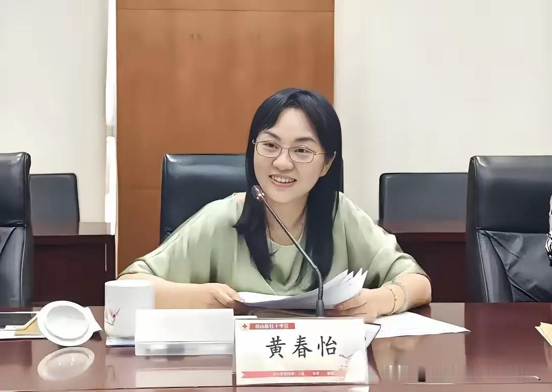 华东政法大学法学学士，全日制本科，从基层一步步干到副区长。你真以为长得甜、笑容