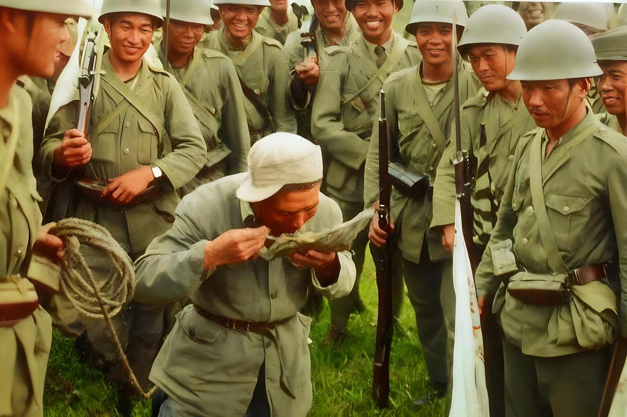 这张照片画面中，一名中国士兵身形枯槁，身着破旧军装，正急切地吞咽着食物，每一个动