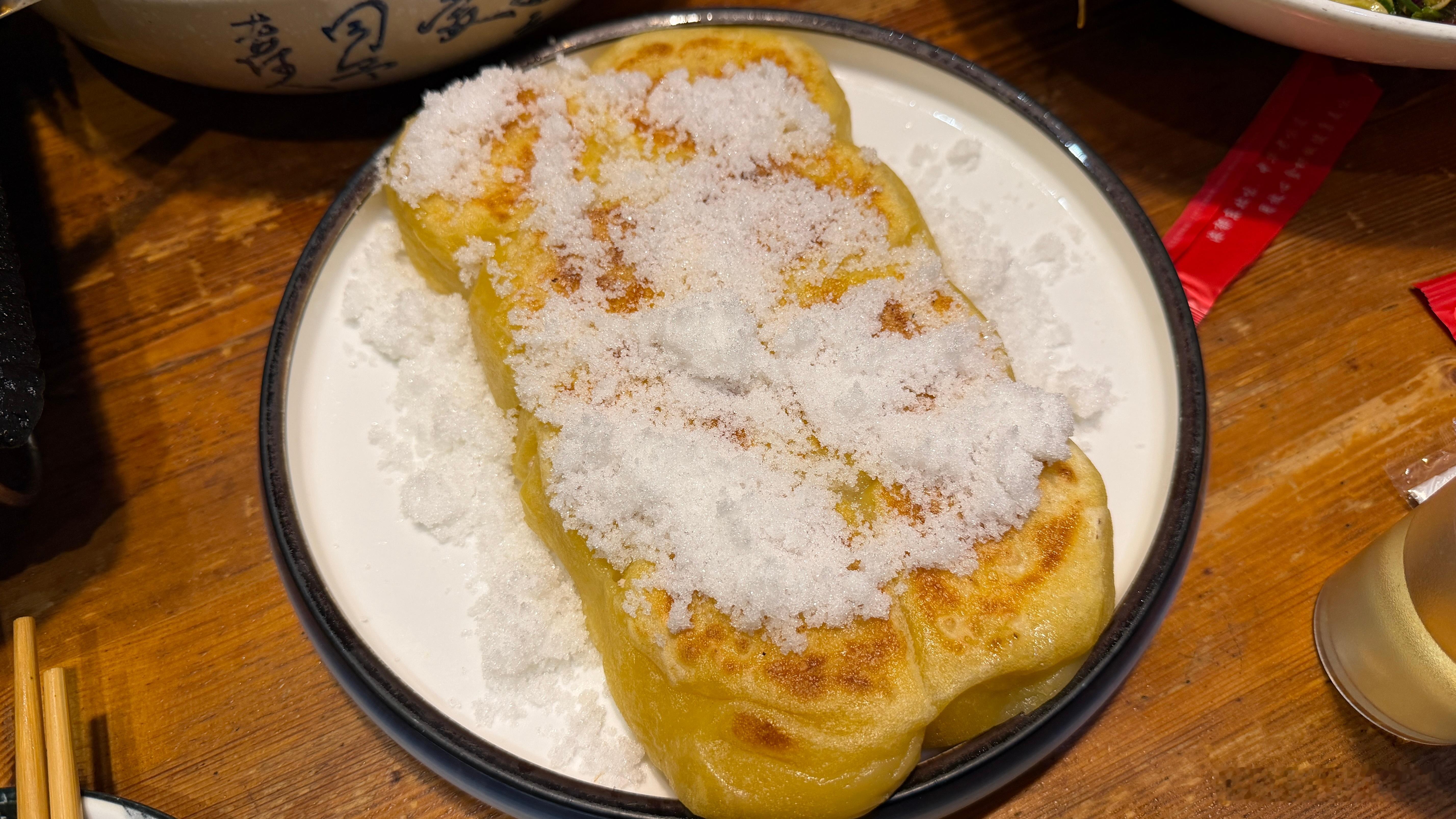 晚上好，有人认识这是什么美食吗？🙈