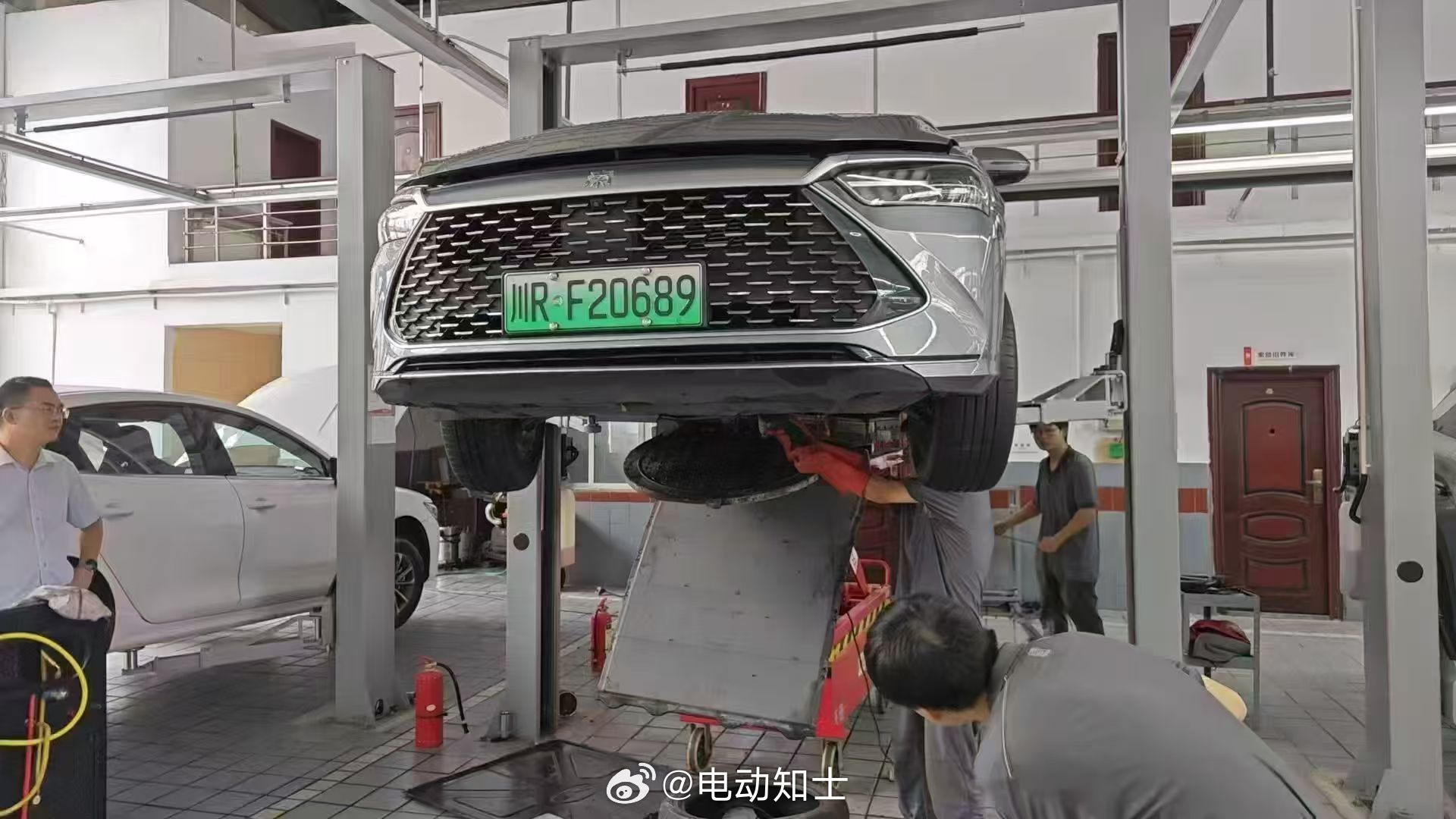 牛……这电池包都没事啊？  还得是磷酸铁锂，这要是三元，反正我是不敢修...