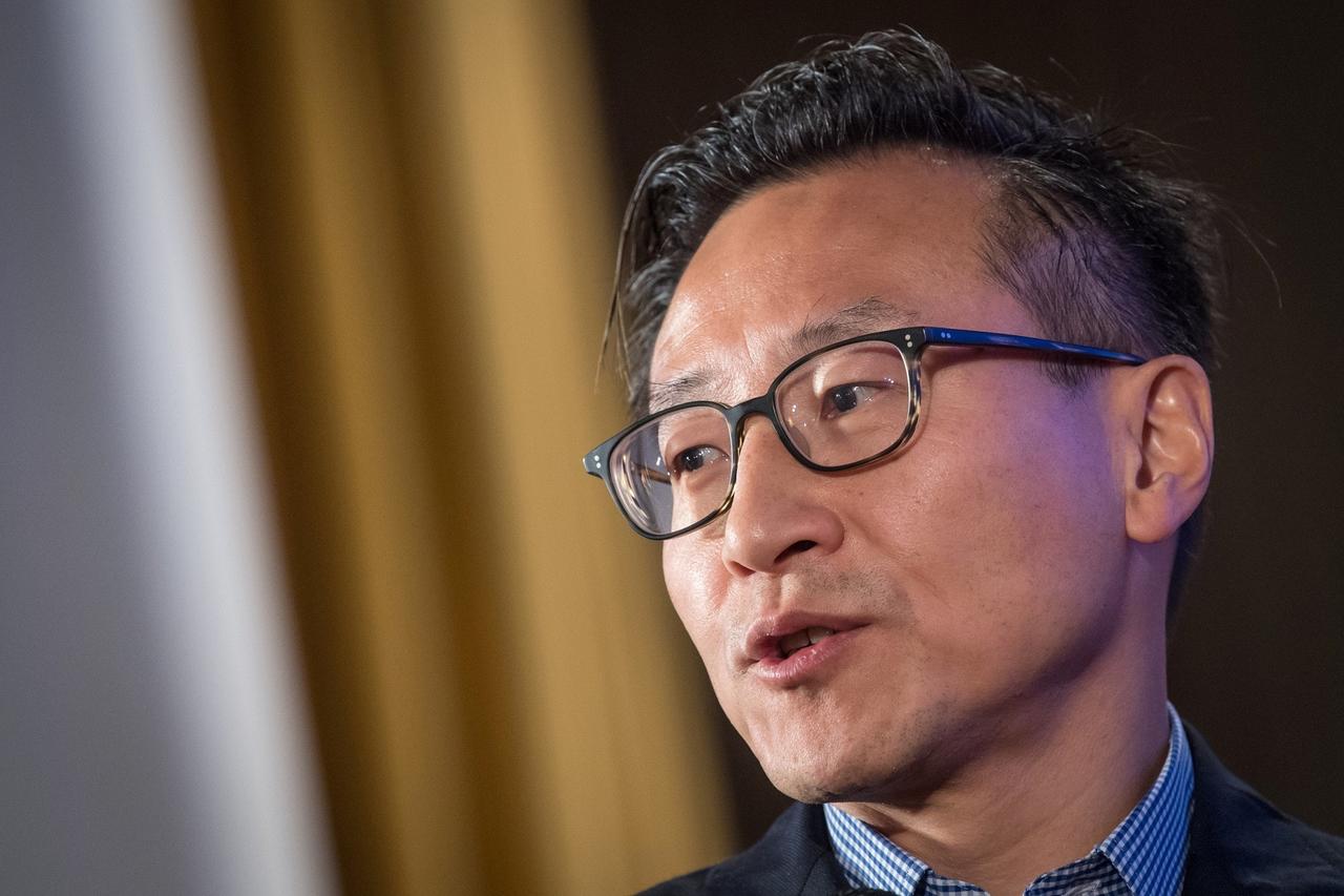 阿里主席蔡崇信和吴明华离了。三十年夫妻，说散就散。本以为这种百亿级别的豪门散伙