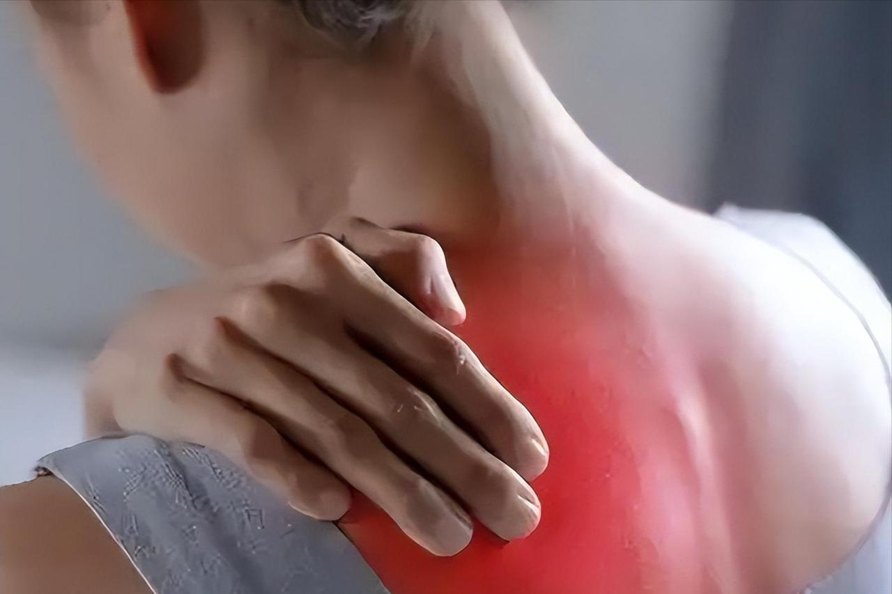 肺内有癌，胸背会有感觉？胸背出现的反常迹象，可能是肺在求救有人说，肺出了毛病