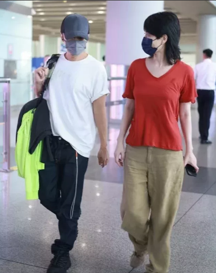 终于搞明白了，为什么王菲不急于谢霆锋领红本本了，不是因为怕爱情变质，而是拴