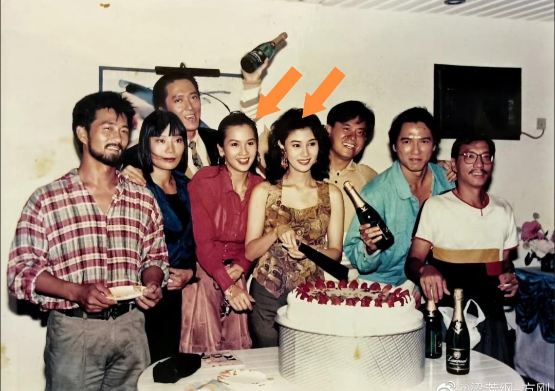 看李嘉欣年轻时过生日和朋友们聚会的合照，第一眼总觉得这群人有点像菲律宾、泰国那边