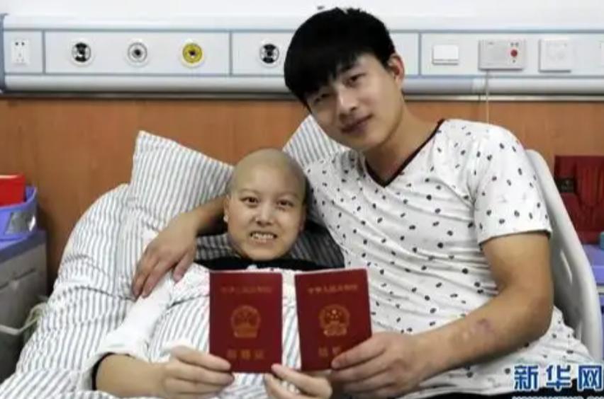 2015年，山东一男子在妻子去世后，将妻子生前用的手机里充了1000元话费，然后