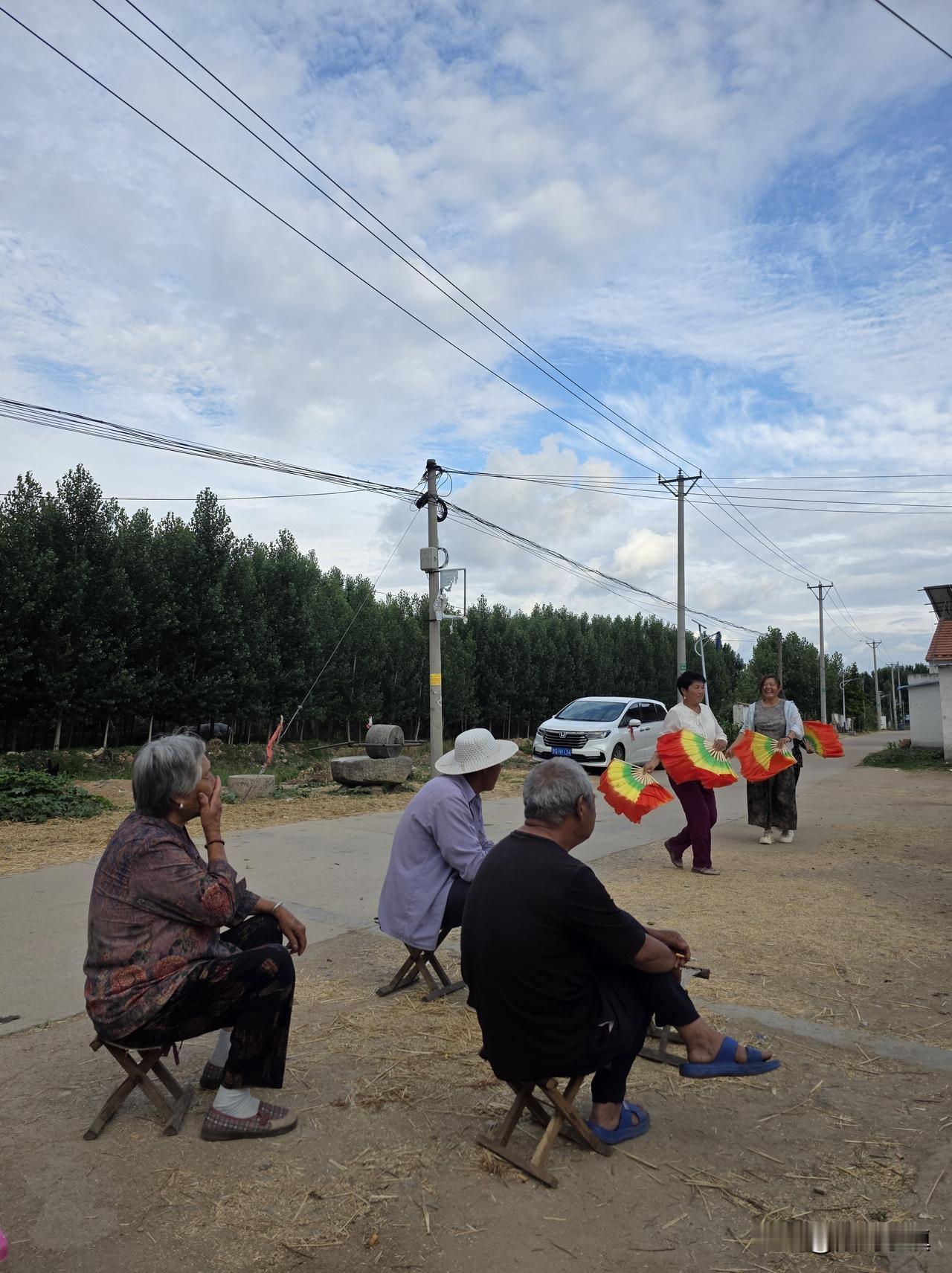 早年因无儿子遭邻里冷眼，如今成了全村人羡慕的对象……不能单纯地说女儿比儿子好