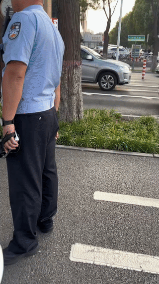 一名女子骑车未戴头盔被交警叔叔拦下教育。交警耐心的向女子讲解不戴头盔骑车究竟是