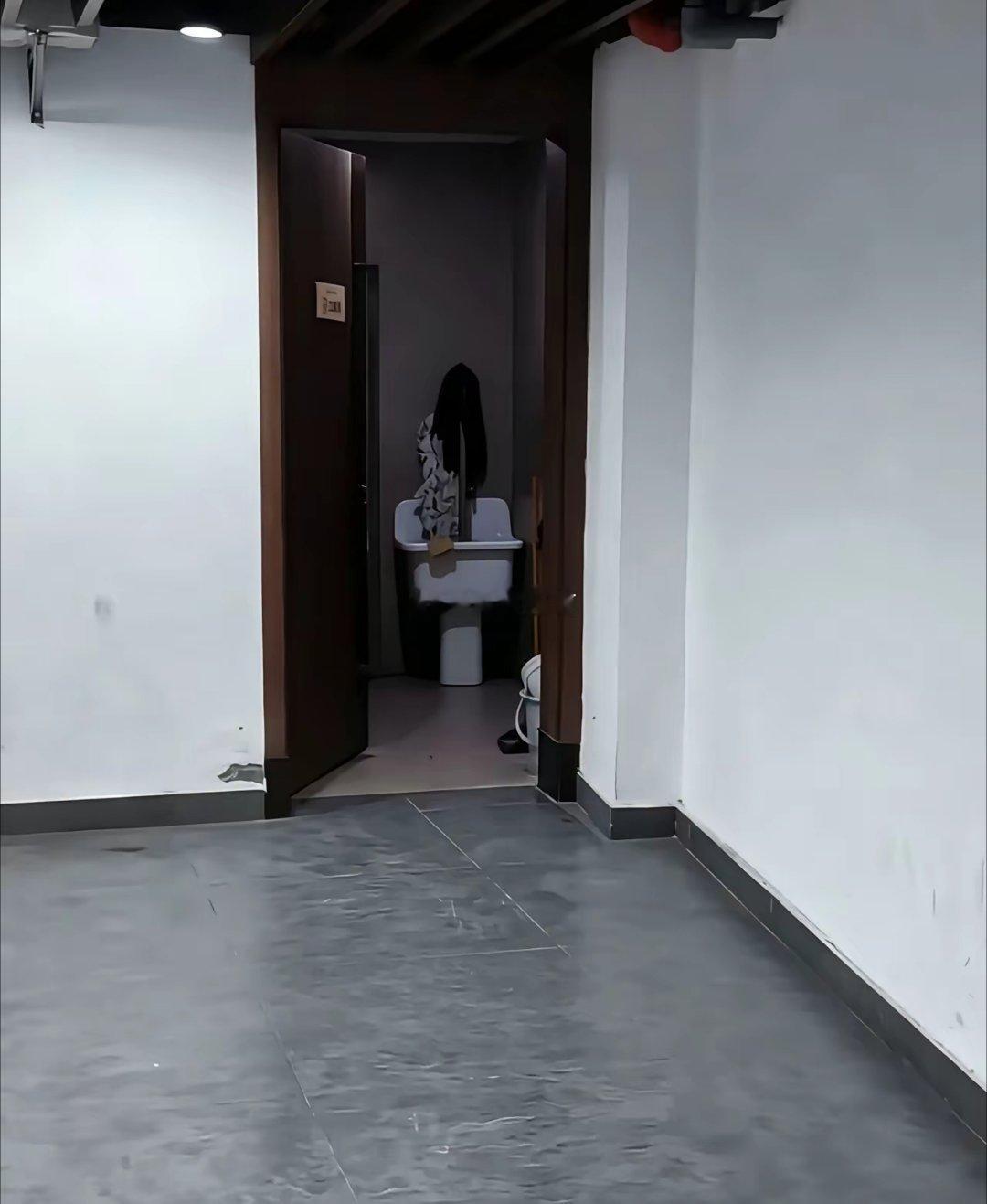 合租室友的卫生间，大半夜起来把我吓一大跳…