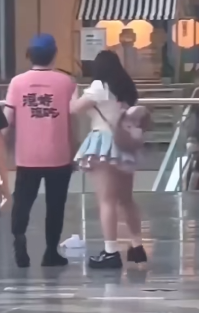 这是谁家的小公主这么伤心啊。