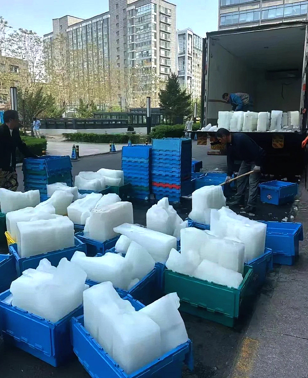 古代皇帝也是这么消暑的，看来这家公司让员工有帝王般的享受