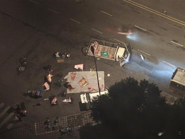 成都街头凌晨惊现“流动猪肉摊”，市民质疑食品安全与卫生问题。成都成华区驷马桥路