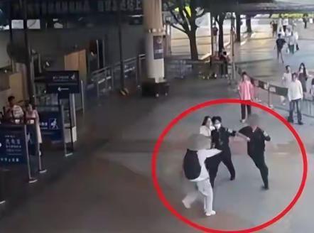 法治视讯5月15日报道，浙江一大学教师结束旅行，返程时，在火车站走错出口。谁知，
