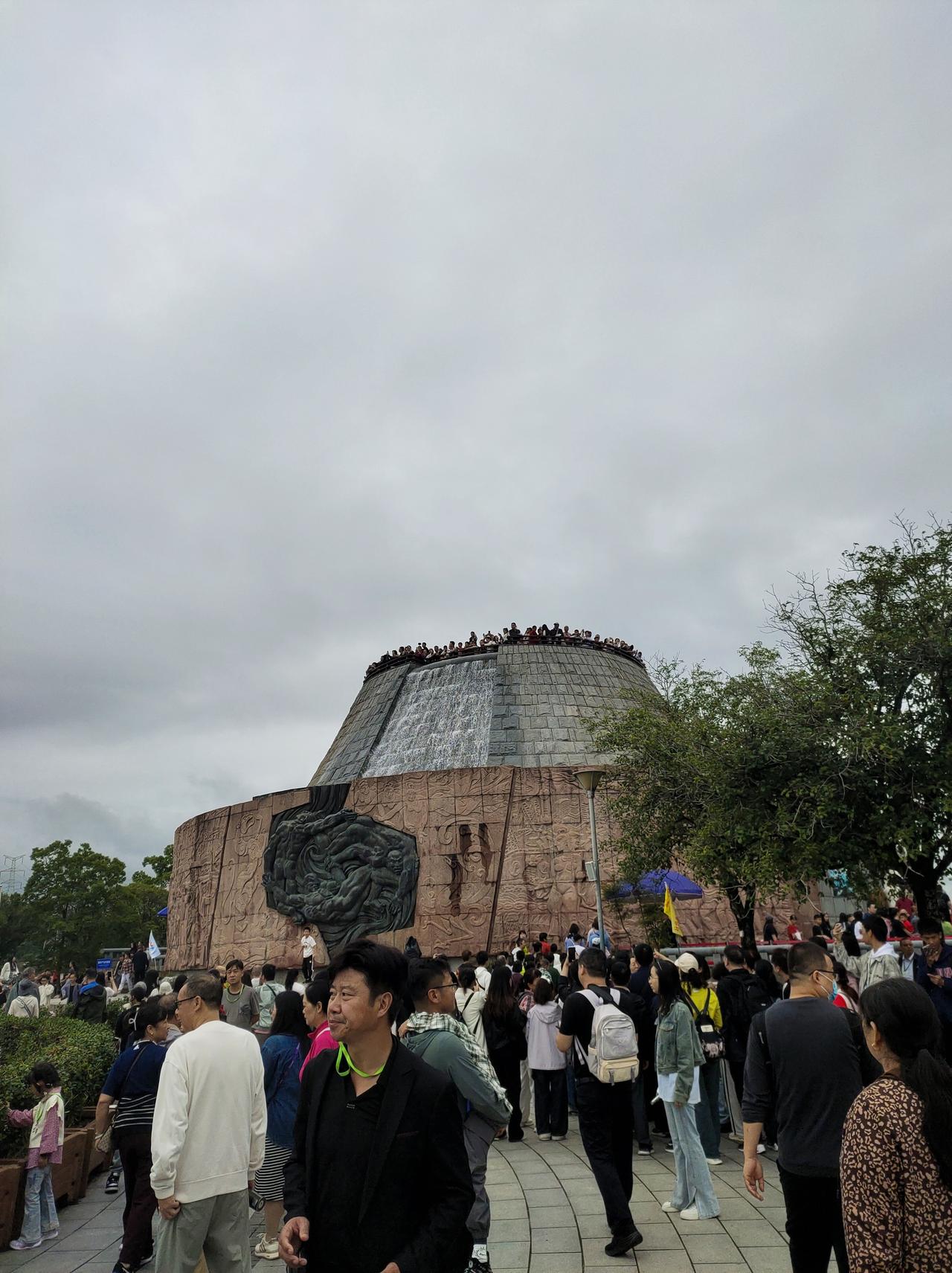 一样的年龄，不一样的学历，一个进了体制、一个没进去，日子过的就是两种活法村里的