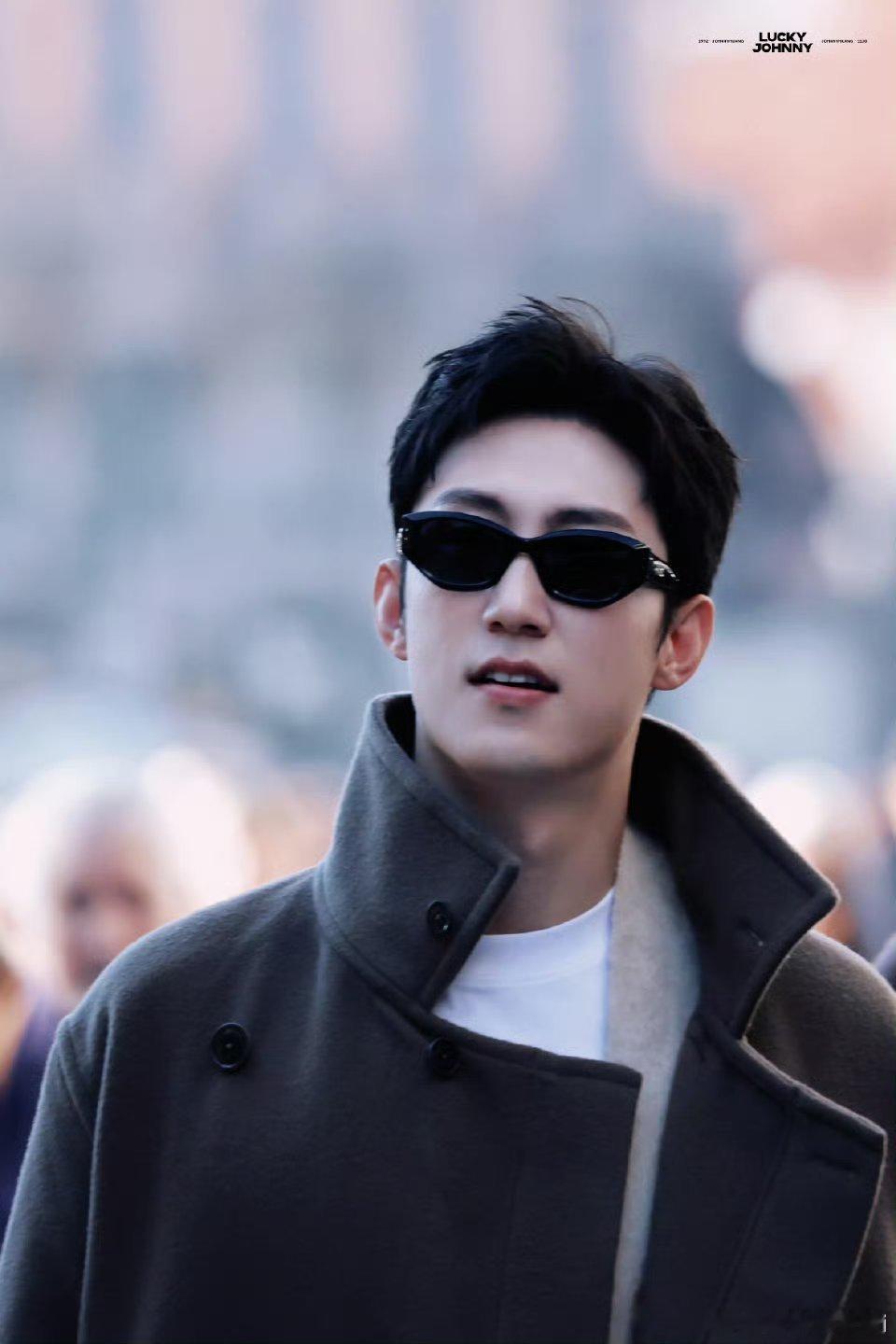 黄景瑜把综艺录成时装周了，这个一八几的大帅哥好逆天的颜值和