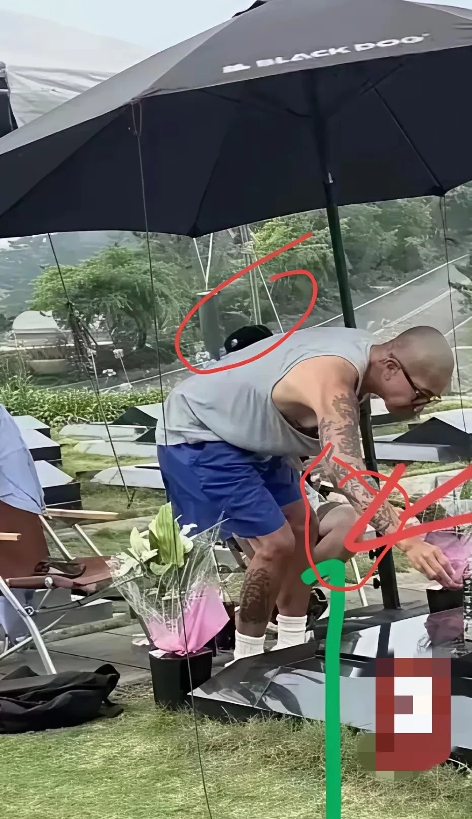 百密一疏？具俊晔不是自己在墓地！网友从图片中发现，另一把椅子和腿。具俊晔的身体没