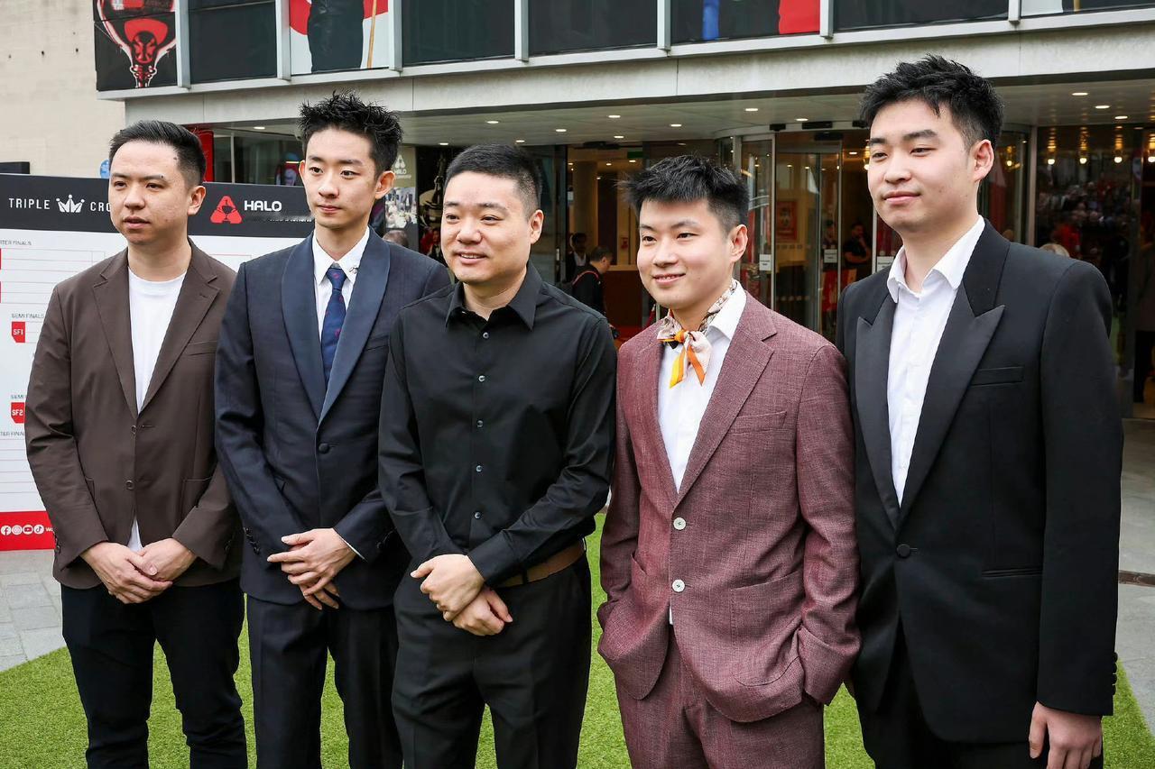 看图，斯诺克世锦赛中国五人组，以老将丁俊晖为中心，个个神采飞扬，气度不凡。不