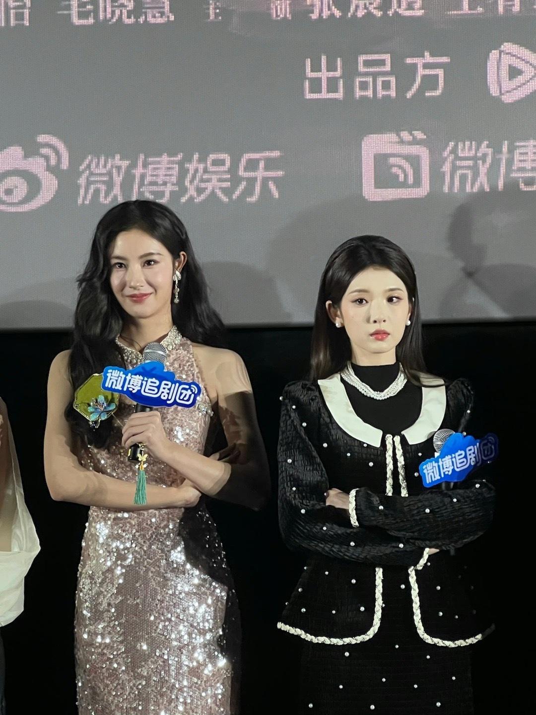 张淼怡看毛晓慧星星眼出来了要被这一幕甜晕了！毛晓慧的宠溺手势配上张淼怡瞬间亮起