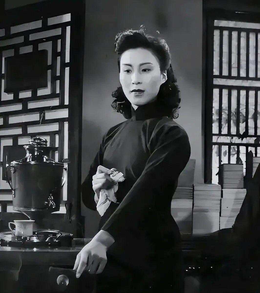 1940年，军统贵阳邮电检查所女检查员杨月亭，在查验邮件时私吞一张40元汇票，遭