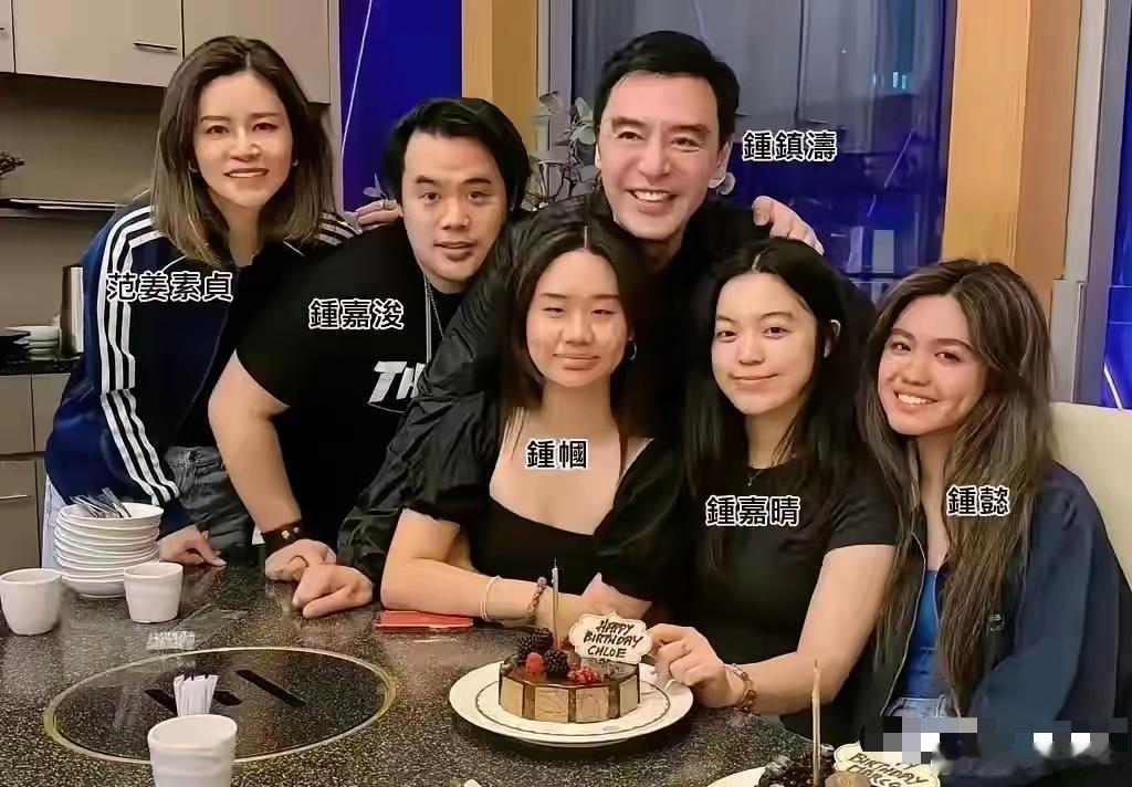 钟镇涛的4个孩子儿子，钟嘉俊，34岁，是前妻章小蕙生的，没进娱乐圈，自己经营一家