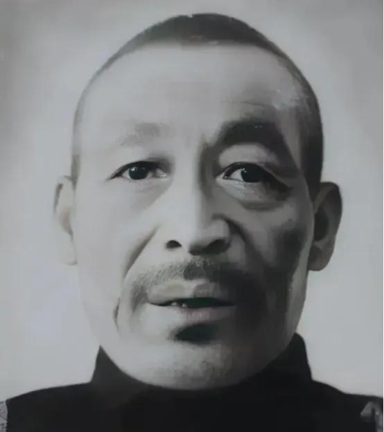 1949年，杀了3000多名红军的韩起功逃入祁连山，解放军搜寻多日无果，这时，一