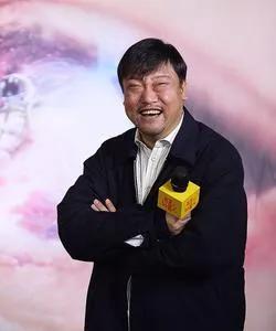 端午节，贾冰妻子胡凡凡在社交平台晒出二人合照，配文“从此家中多了一个瘦子”。照