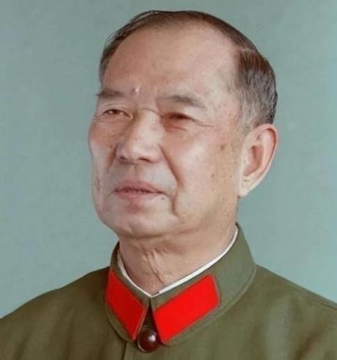 1982年，开国少将尤太忠视察部队，见一副团长好生眼熟，暗骂一句大事不好，立刻打