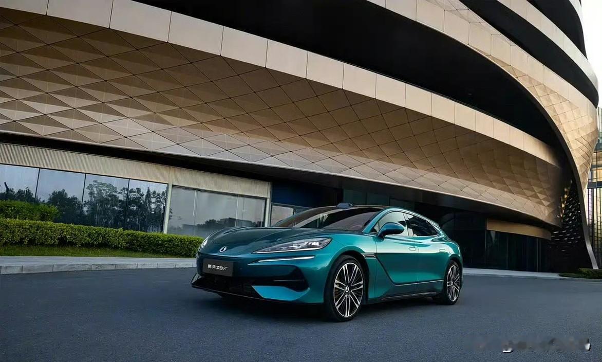 新款腾势Z9GT是高端新能源猎装轿跑，颜值与实力双在线。新增峡湾绿配色，车顶激光