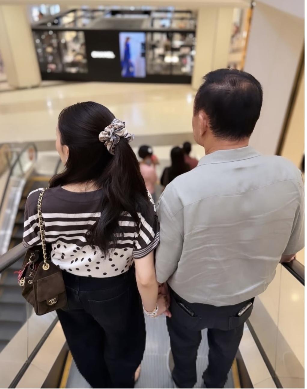 6月6日，星期六，佩通坦姊妹陪父亲他信一起逛街！好温馨的画面：他信和佩通坦手牵手