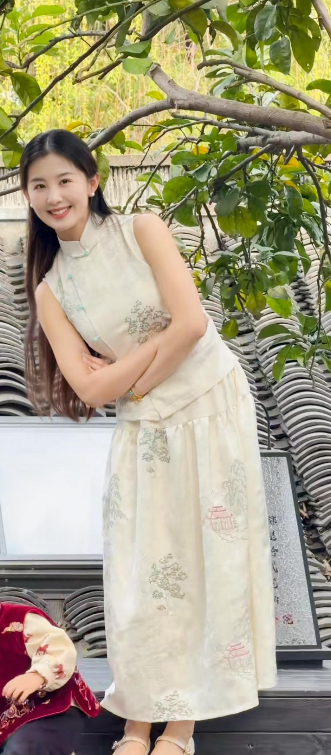 优雅旗袍，绿意盎然，少女心满满！🌿💕