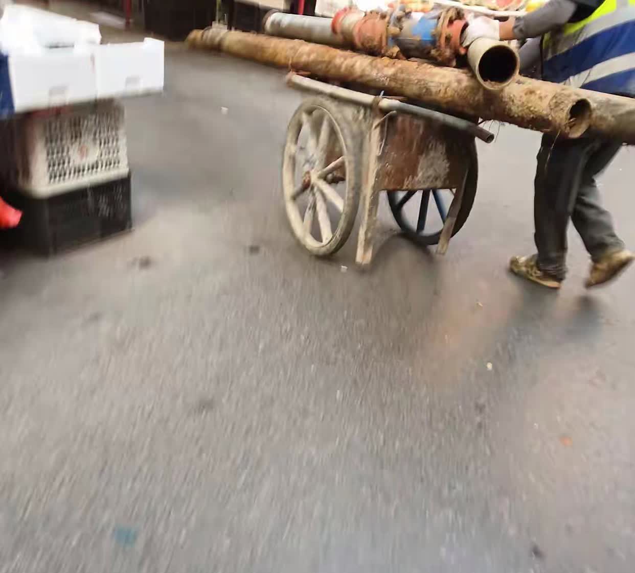 这老头警惕性太高了！村头收废品的老汉攒了近千斤铜。一天，一个陌生男子找上门来