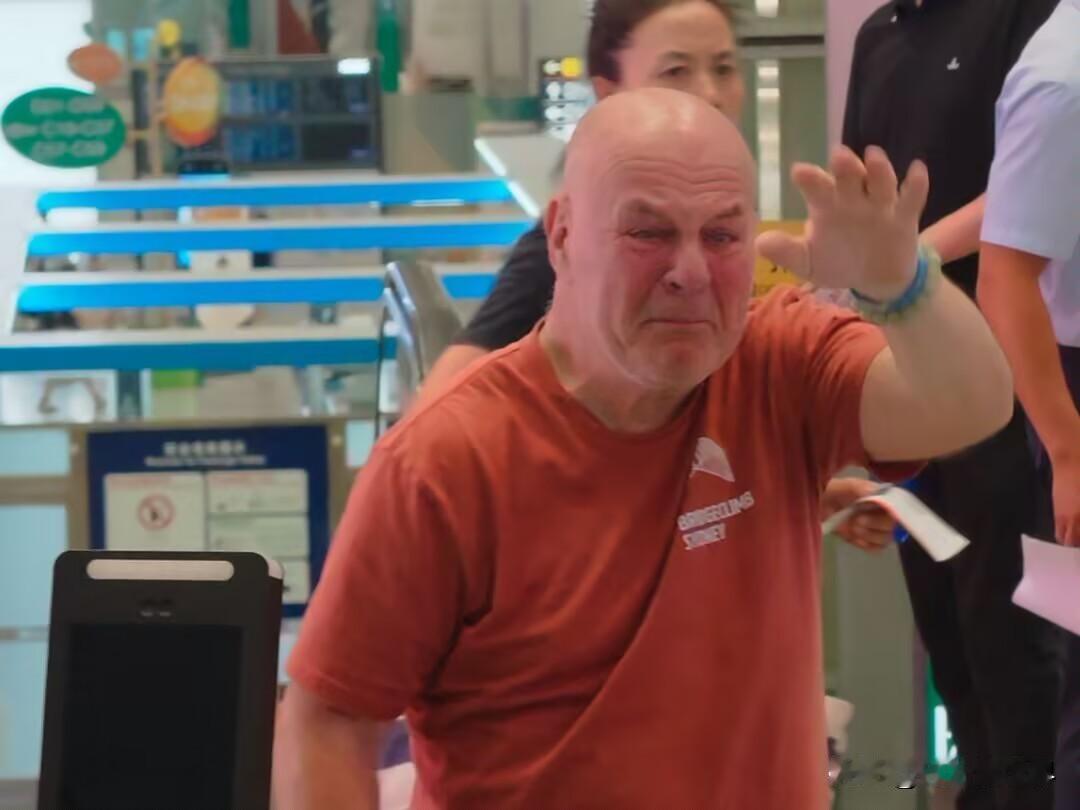 赛考斯回去了，我反倒替他松了口气。不是不欢迎，实在是这位69岁的小老头太猛了！从