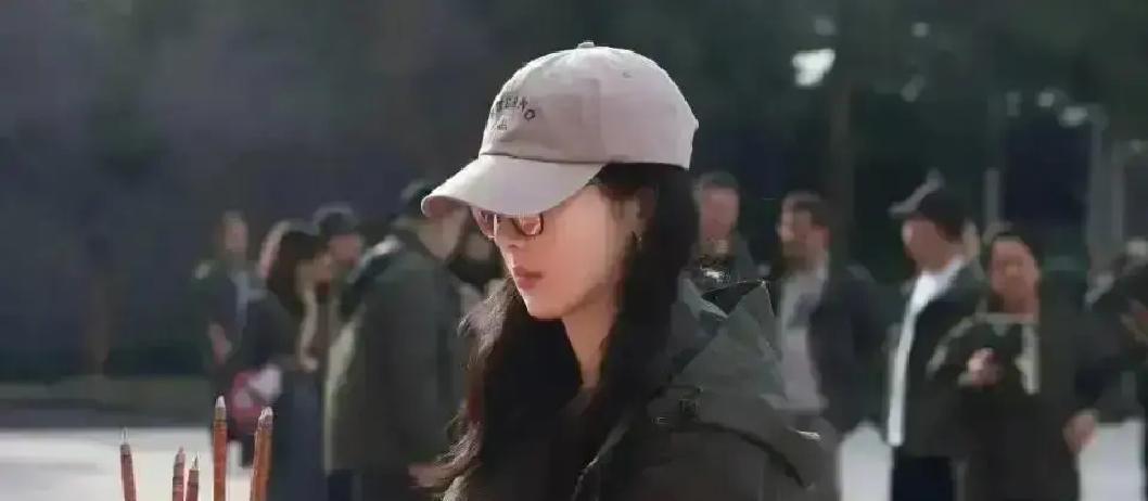 3亿违约金挡不住的换角谣言，杨紫还在片场啃剧本横店凌晨三点，灯牌亮着“女主