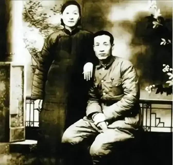 1949年傅作义的妻子在重庆机场被截，下落成谜，地下党找了几个月没有结果，一个邮