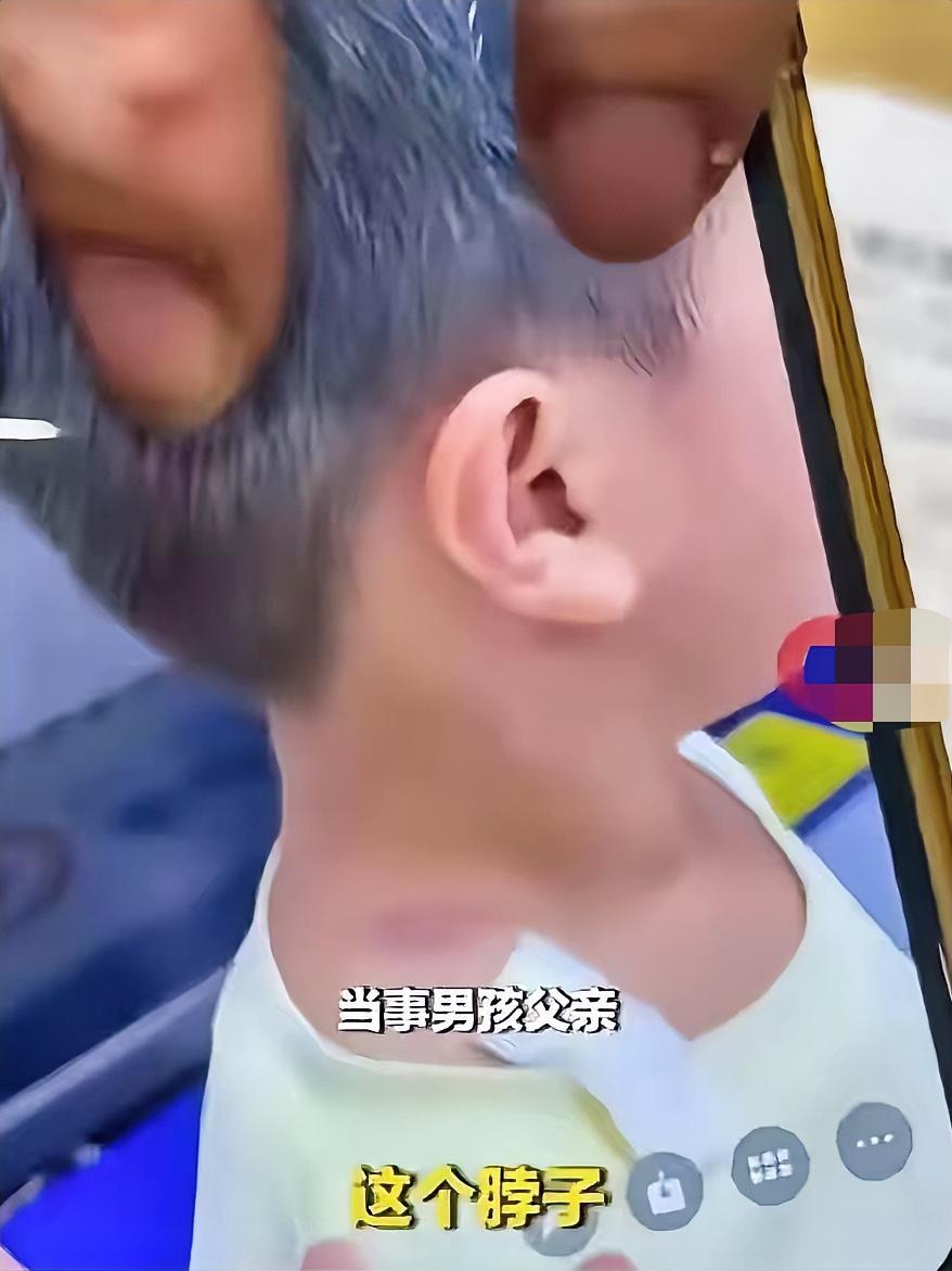 长沙这事儿，我真的越看越气。一个二十岁的成年人，在餐馆里揪住一个四岁男孩的衣